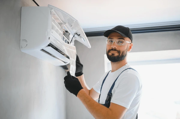 repairman-fix-air-conditioning-systems-600nw-2528614869